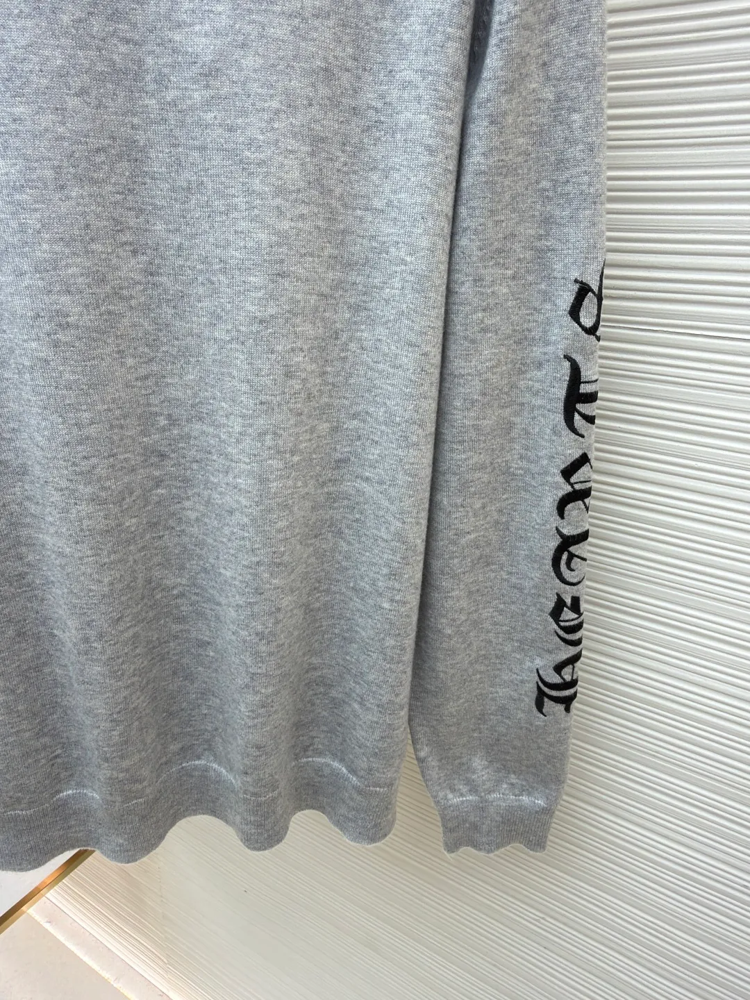 Chrome Hearts scroll embroidered sweater ●Item number: 1682475-A85 ●Fabric: wool fabric ●Technology: embroidery production ●Color: gray ●Version: loose fit ●Weight: about 470 grams ●Size: S-M-L-XL ●Description: Select high-quality wool and cashmere raw materials, blended according to a certain proportion. Wool provides warmth and durability, while cashmere gives clothing a soft, delicate feel. The combination of the two makes the fabric both comfortable and practical. Different from market products, our sweaters feel softer and waxier. We use the shrinking characteristics of cashmere fiber to shrink the sweaters. Ironing knitted sweaters to make them smoother and crisper while maintaining style characteristics. The ironing process requires precise control of temperature and pressure to prevent clothing from deforming or being damaged. The overall wiring is straight and delicate, the fabric is comfortable and soft, and the color is consistent without color difference. It can be matched with the same style to create a fashionable look and control various occasions. Customized accessories, complete with three standards, same style for men and women!